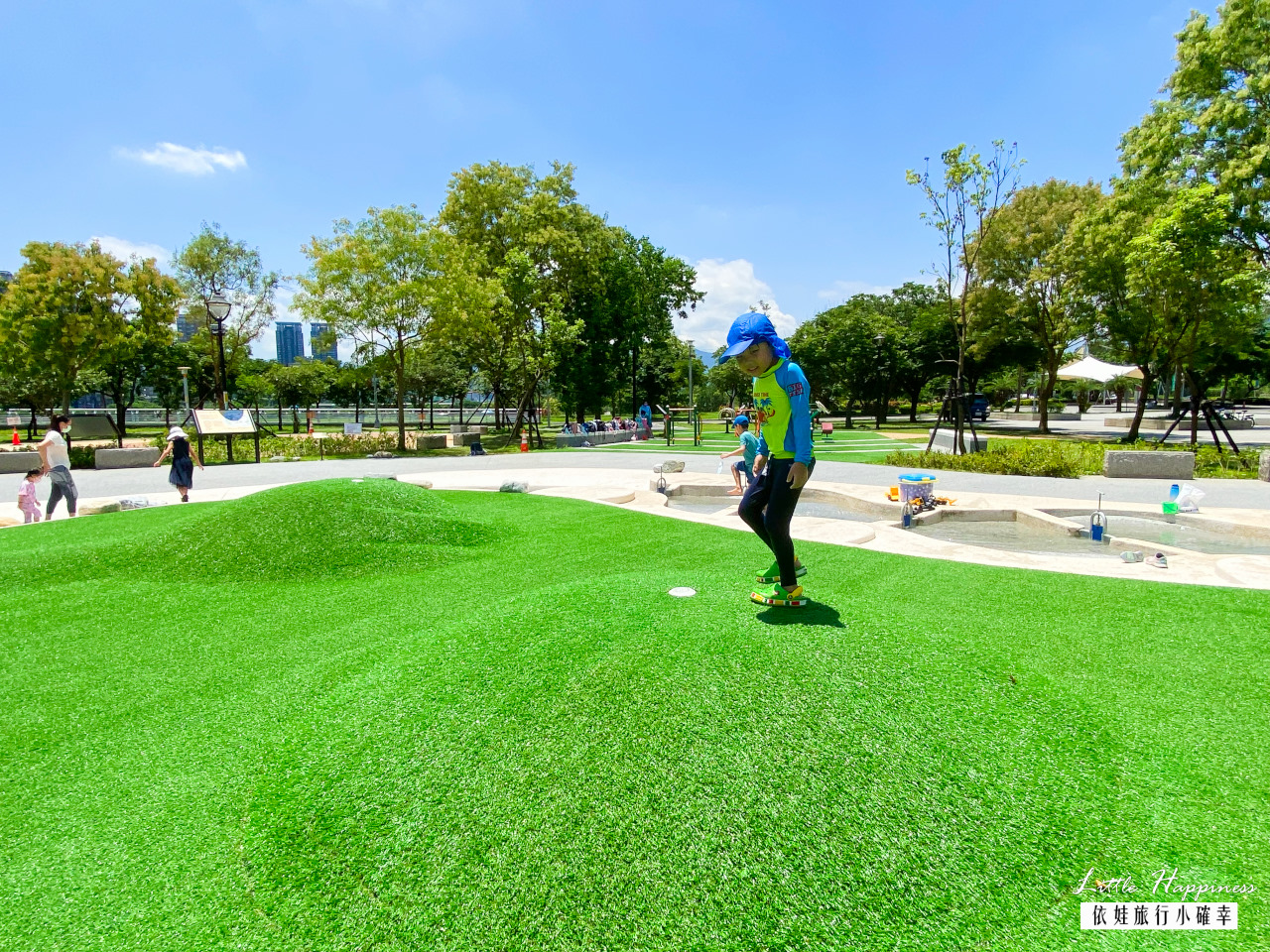 新店陽光運動公園，超好玩水陸空兒童遊戲區介紹，春天賞櫻，夏日免費玩水，還有天空吊橋、攀爬網與溜滑梯