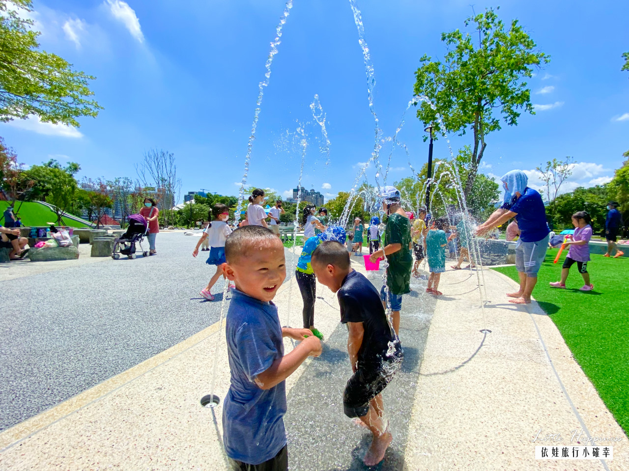 新店陽光運動公園，超好玩水陸空兒童遊戲區介紹，春天賞櫻，夏日免費玩水，還有天空吊橋、攀爬網與溜滑梯