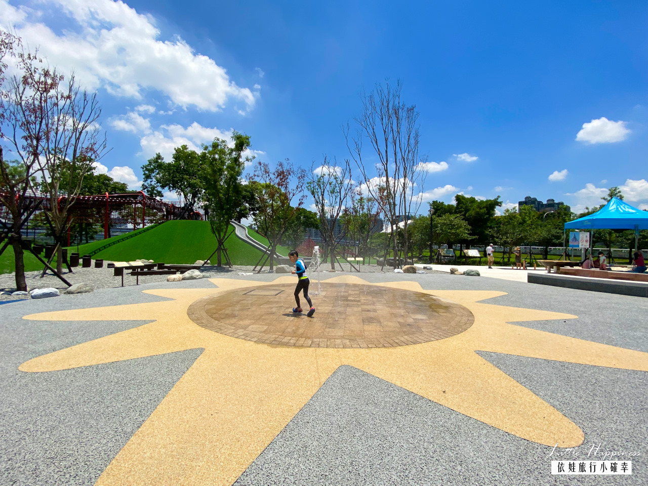 新店陽光運動公園，超好玩水陸空兒童遊戲區介紹，春天賞櫻，夏日免費玩水，還有天空吊橋、攀爬網與溜滑梯