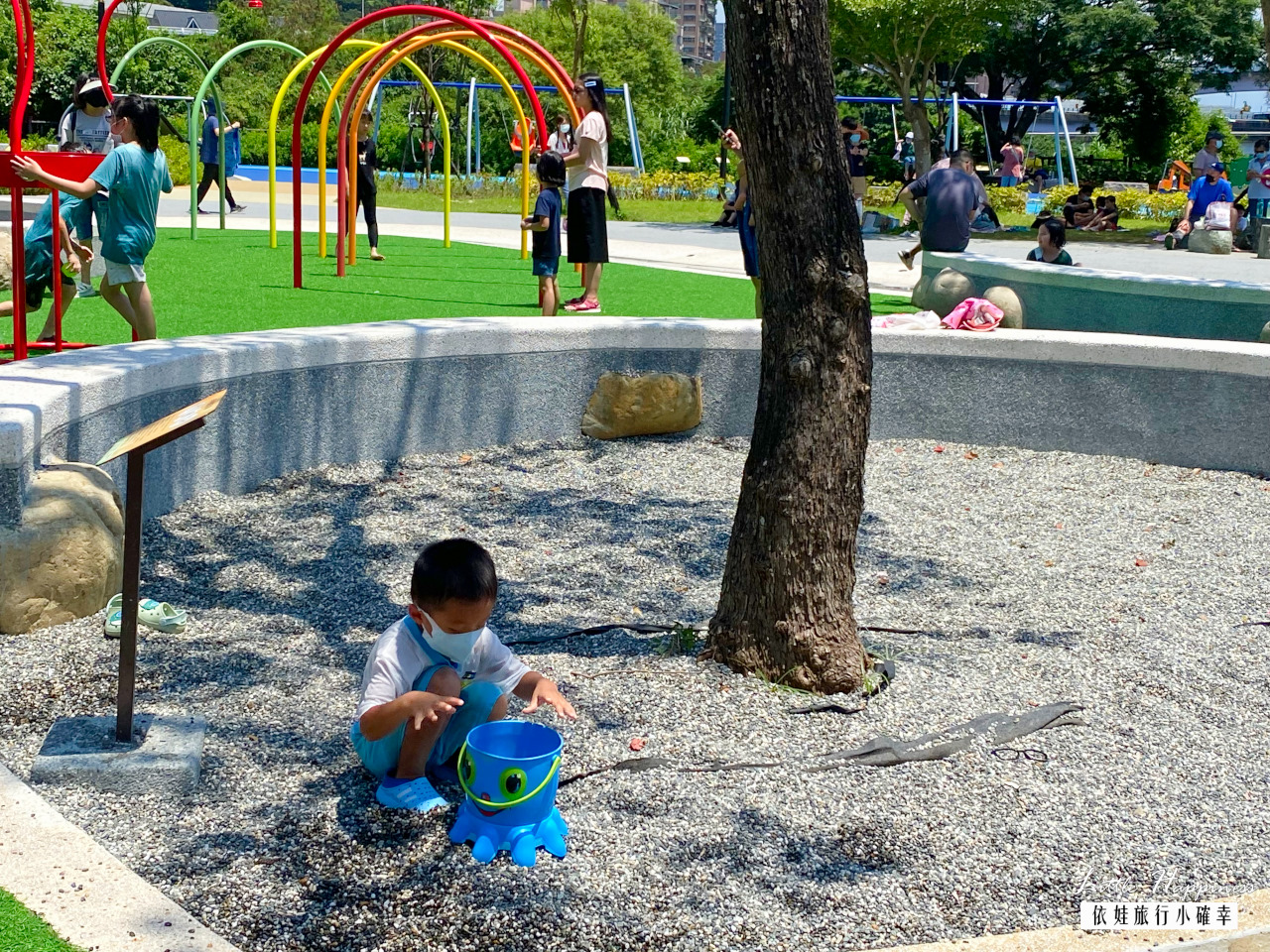 新店陽光運動公園，超好玩水陸空兒童遊戲區介紹，春天賞櫻，夏日免費玩水，還有天空吊橋、攀爬網與溜滑梯