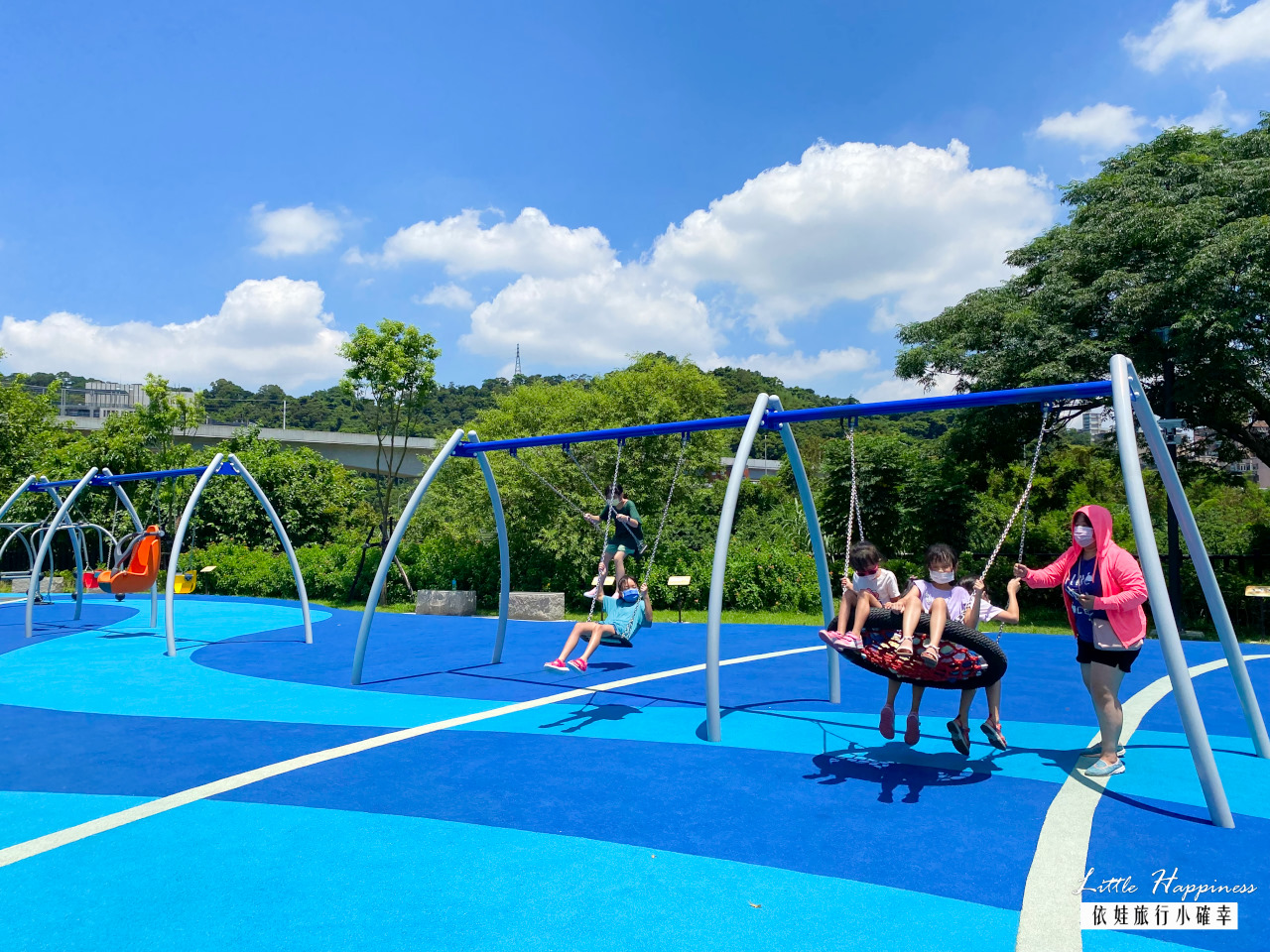 新店陽光運動公園，超好玩水陸空兒童遊戲區介紹，春天賞櫻，夏日免費玩水，還有天空吊橋、攀爬網與溜滑梯