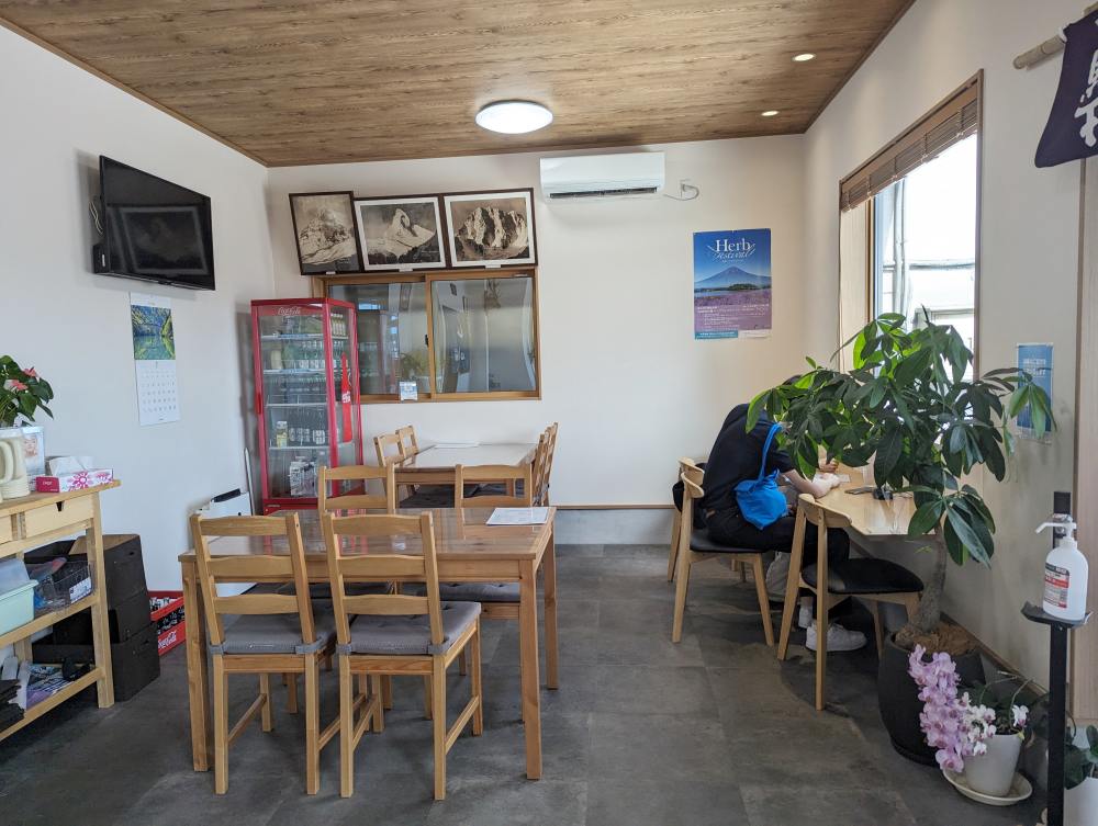 河口湖車站美食推薦，走路1分鐘即可抵達，Cafe Tsuchiura享受咖啡Ｘ富士山美景的小確幸