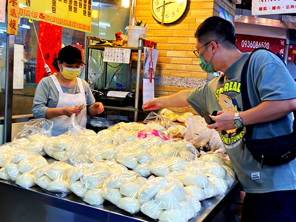 台北大同區大稻埕、迪化街美食推薦｜老竹子三發包子，永樂市場的排隊美食，包子和饅頭都極具人氣，不容錯過！