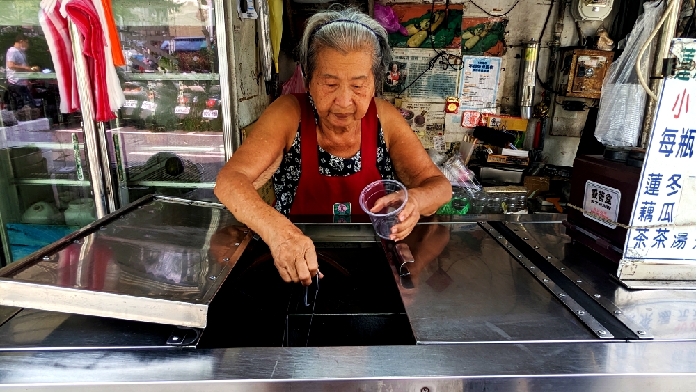 台北捷運雙連站美食推薦│雙連蓮藕茶，三款古早味飲品承載70餘年歷史，第二代經營仍堅持古法熬製