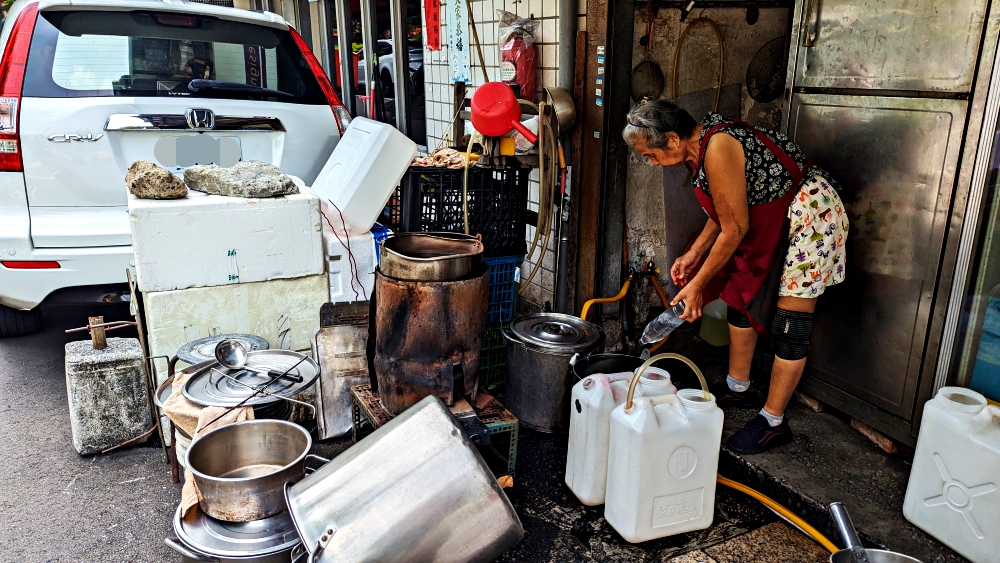 台北捷運雙連站美食推薦│雙連蓮藕茶，三款古早味飲品承載70餘年歷史，第二代經營仍堅持古法熬製