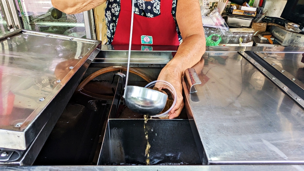 台北捷運雙連站美食推薦│雙連蓮藕茶，三款古早味飲品承載70餘年歷史，第二代經營仍堅持古法熬製